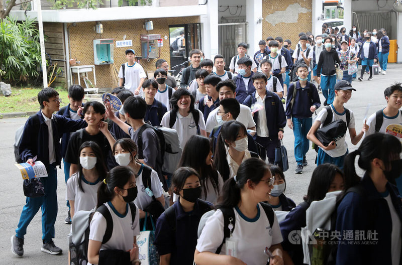 114年國中教育會考17日即將登場,16日下午各考區開放考場供考生及家長提前查看,以熟悉考場位置與動線。中央社記者郭日曉攝 114年5月16日