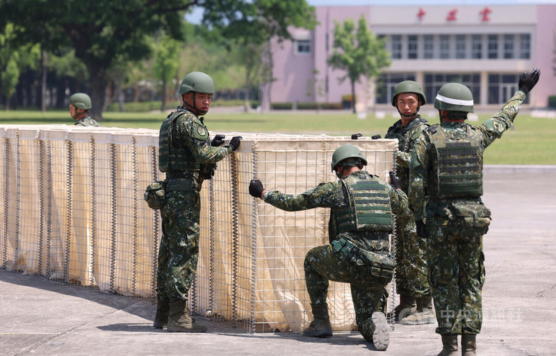 總統賴清德16日赴陸軍工兵訓練中心端節勗勉,工訓中心向賴總統展現「機動阻絕器材暨鋼刺蝟結合蛇腹型鐵絲網設置」科目操演,陸軍去年購置的機動阻絕器材(圖)也亮相運用於操演中,其特色在能夠極快速完成布署任務。中央社記者張新偉攝 114年5月16日