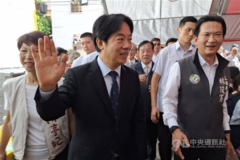 總統賴清德(前中)113年到台南台灣首廟天壇參香、揭匾,由民進黨立委林俊憲(前右)、陳亭妃(前左)陪同。(中央社檔案照片)
