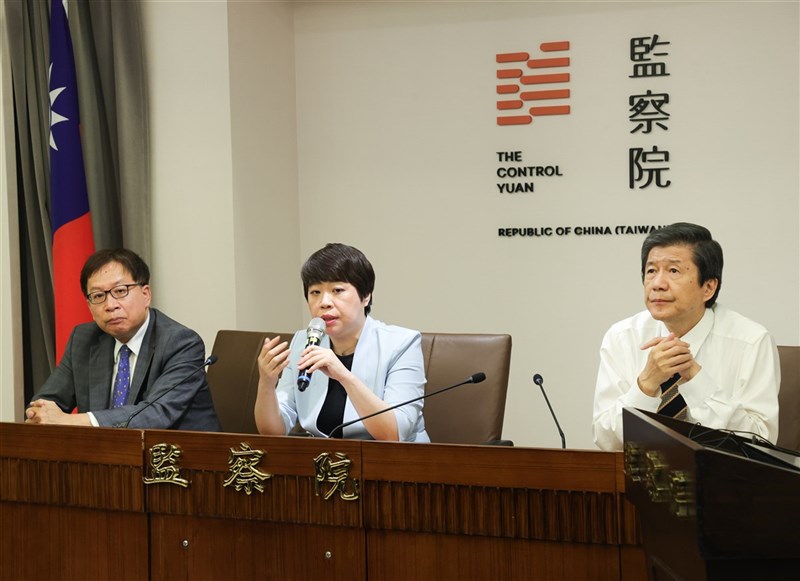 監委葉大華調查宜蘭縣某國小附設幼兒園學前特教班代理老師施暴事件,監察院15日糾正宜蘭縣府。圖為2023年板橋幼兒園疑餵藥案監院糾正,監委葉大華(中)說明。