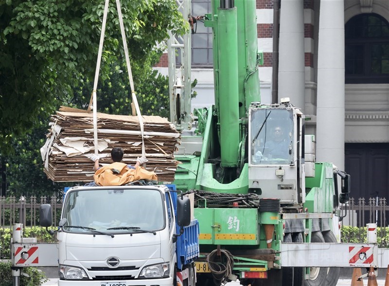 圖為台北市中正區工程人員上工作業。(中央社檔案照片)