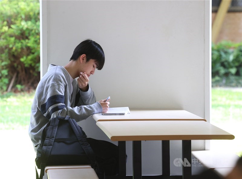 技專校院招生委員會聯合會16日發布新聞稿指出,通過甄選入學報名資格的統一入學測驗考生,可於今天起透過網路報名四技二專甄選入學第一階段。圖為今年統測考生準備畫面。(中央社檔案照片)