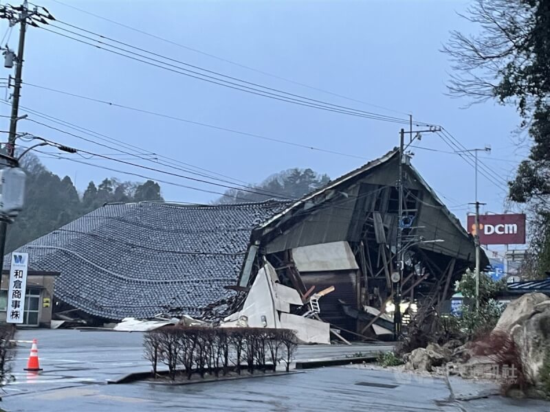 圖為日本石川縣2024年元旦發生最大震度7級強震後,災區倒塌的房屋。(中央社檔案照片)