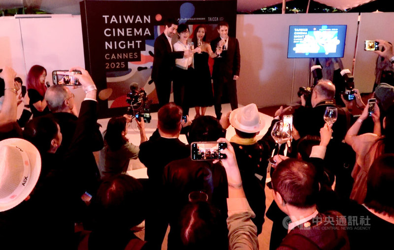 坎城影展「台灣之夜」於15日圓滿落幕,上百位國際導演、製作人、發行商、影展單位齊聚一堂,駐法代表郝培芝出席支持,與眾貴賓共同舉杯慶祝。台上人物圖右而左依序為奧斯卡電影導演西恩貝克、「左撇子女孩」導演鄒時擎、駐法代表郝培芝、文策院顧問Jean-Romain MICOL。中央社記者李若韻坎城攝 114年5月16日