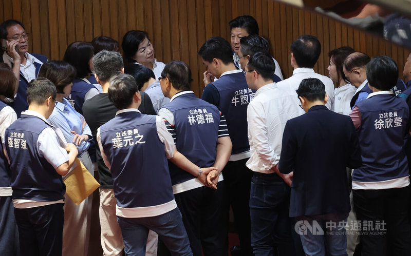 立法院會16日處理國民黨團提案,要求行政院長率國防部長等就「國防軍備預算提高為GDP10%對我國可能造成之影響」進行專案報告,並將此案逕付二讀,由國民黨團召集黨團協商。圖為國民黨團總召傅崐萁(後右)會前與同黨立委溝通意見。中央社記者趙世勳攝 114年5月16日