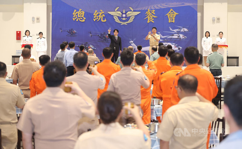 總統賴清德(後左)16日赴海軍反潛航空指揮部(海鷹營區)端節勗勉,與官兵餐會,並向官士兵舉杯致意。中央社記者張新偉攝 114年5月16日
