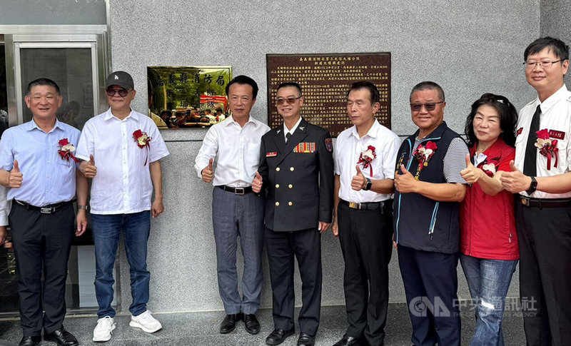 嘉義縣消防局16日舉行第3大隊大埔分隊新建廳舍落成典禮,嘉義縣長翁章梁(左3)、議長張明達(左2)、及消防局長蔡建安(左4)等人出席見證。中央社記者蔡智明攝 114年5月16日