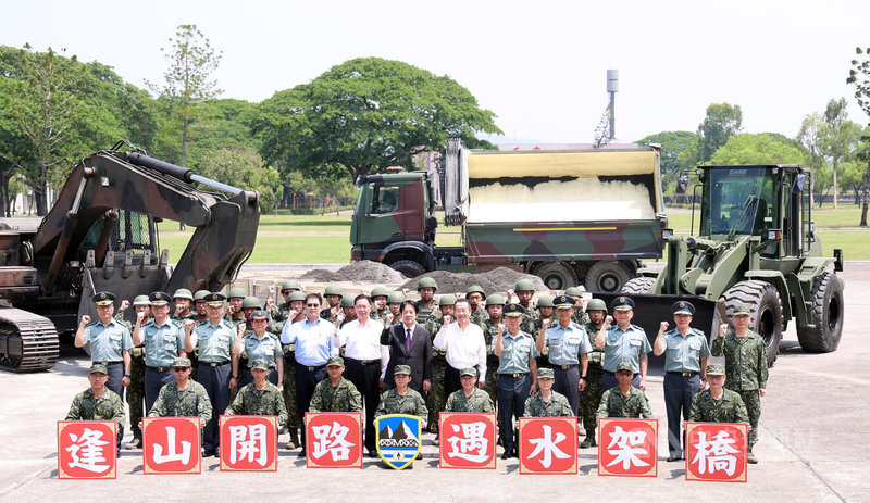 總統賴清德(2排左7)端節勗勉16日赴陸軍工兵訓練中心(金陵營區),在國防部長顧立雄(2排左8)與國安會秘書長吳釗燮(2排左6)等人陪同下,視導官兵操演,並與官兵合影留念。中央社記者張新偉攝 114年5月16日