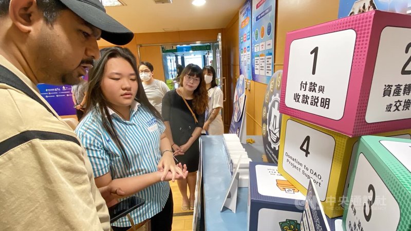 新北市教育局將串聯多所技術型高中,布局未來科技人才,其中在金融科技領域方面,三重商工設有「金融沙盒育才中心」,整合區塊鏈與加密貨幣模擬交易課程,攜手科大及銀行業者開發實作課程,16日由學生在記者會中說明介紹。中央社記者黃旭昇新北市攝 114年5月16日
