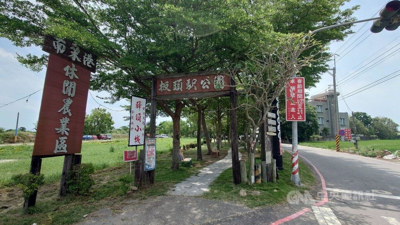 嘉義新港板頭社區為重振社區生機,居民攜手發起「地球花園行動」,目前也在板頭社區推動舊河道假日音樂市集、農村風土文化藝術布置等,盼吸引人潮回流。中央社記者蔡智明攝 114年5月16日