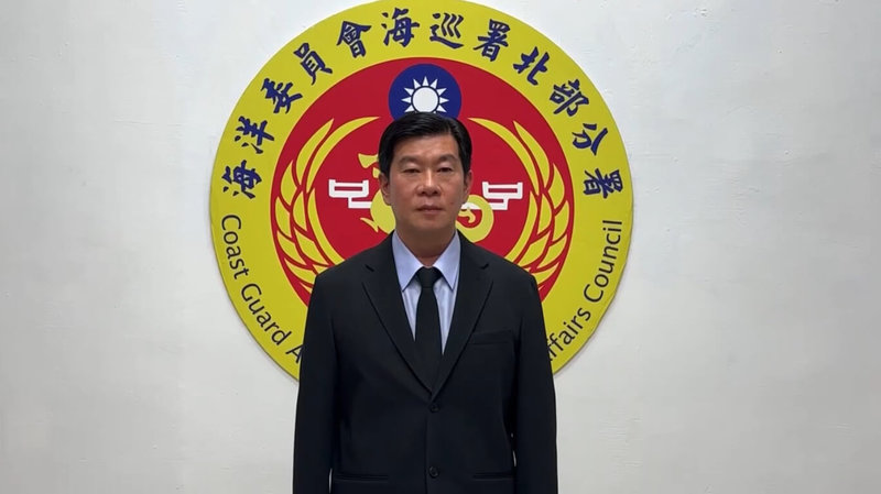 海巡署北部分署16日表示,有2名中國籍人士上午搭乘橡皮艇從桃園觀音海水浴場左側沙灘上岸,由於近期中國不斷以各種手段測試台灣反應,軍演時更搭配小型目標偷渡,不排除是中共灰色地帶襲擾。(海巡署提供)中央社記者葉臻傳真 114年5月16日