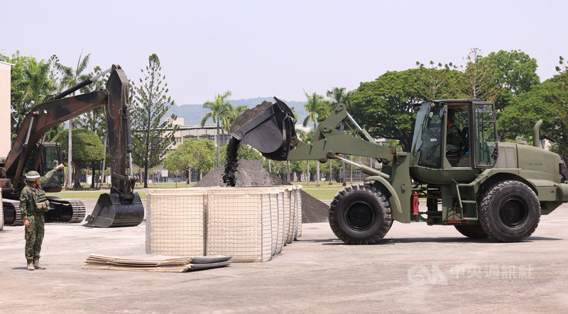 總統賴清德16日赴陸軍工兵訓練中心端節勗勉,工訓中心向賴總統展現「機動阻絕器材暨鋼刺蝟結合蛇腹型鐵絲網設置」科目操演,模擬工兵部隊於複合式海灘聯外道路設置阻絕設施,設置「防人員」與「防車輛」2種形式的障礙物,以最小的人力、物力達到最大的阻絕敵軍效果。中央社記者張新偉攝 114年5月16日