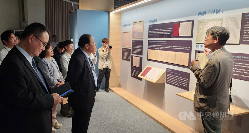 澎湖縣政府與故宮博物院合作推出特展「大航海時代的海上明珠—故宮國寶聚澎湖」,17日起將在澎湖生活博物館正式開展,澎湖縣長陳光復(前左2)16日出席開幕式並參觀展區,聽取導覽解說。中央社 114年5月16日