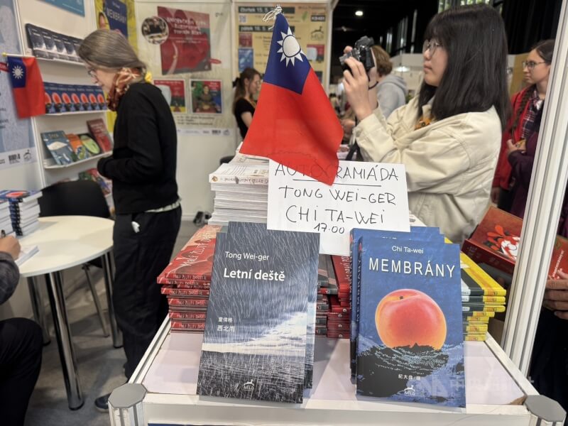 布拉格國際書展15日登場,長期譯介推廣台灣文學的捷克麋鹿出版社在現場展示多部台灣文學作品。中央社記者劉郁葶布拉格攝 114年5月16日