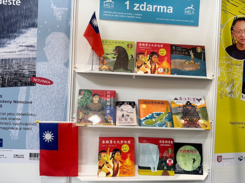 布拉格國際書展15日登場,長期譯介推廣台灣文學的捷克麋鹿出版社第4度參展,以多部作品展現台灣文學的多元風貌。中央社記者劉郁葶布拉格攝 114年5月16日