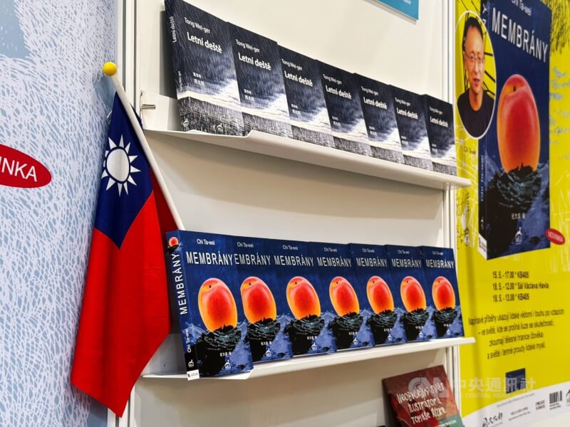布拉格國際書展15日登場,長期譯介推廣台灣文學的捷克麋鹿出版社在現場展示多部台灣文學作品並擺放國旗,傳出中方向主辦方要求攤位撤國旗。中央社記者劉郁葶布拉格攝 114年5月16日