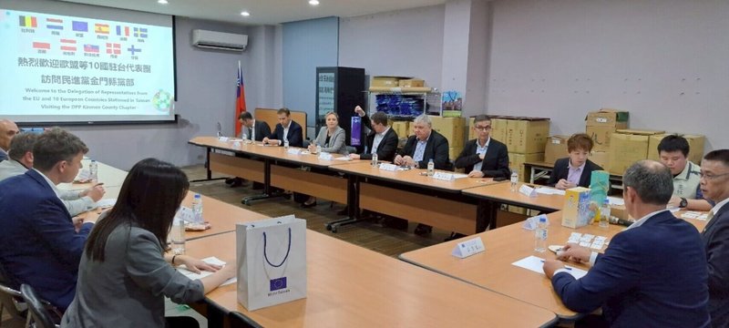 歐洲經濟貿易辦事處長谷力哲(Lutz Güllner)15日率領歐盟及比利時、丹麥等多國駐台代表到民進黨金門縣黨部交流。(民進黨金門縣黨部提供)中央社記者吳玟嶸傳真 114年5月16日