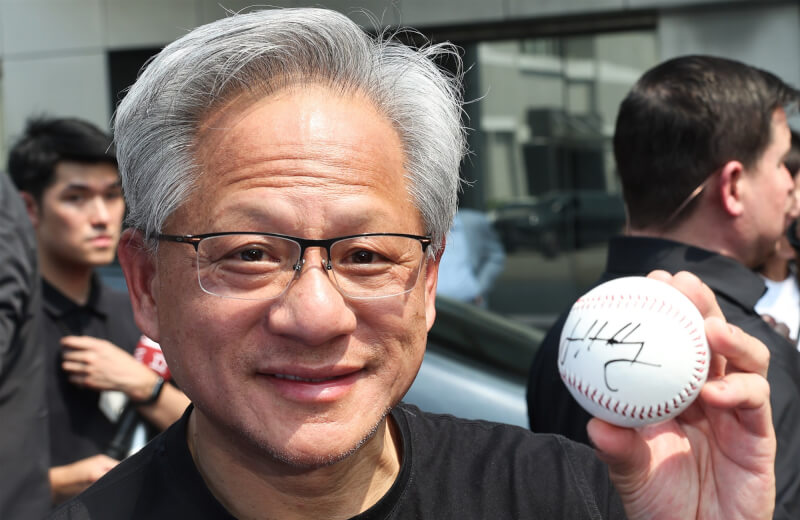 2025台北國際電腦展(COMPUTEX)將於下週登場,輝達(NVIDIA)執行長黃仁勳(前)16日下午搭機抵台北松山機場,有粉絲拿棒球給他簽名。中央社記者吳家昇攝 114年5月16日