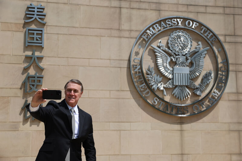 美國新任駐中大使龐德偉15日抵北京。(圖取自x.com/USAmbChina)