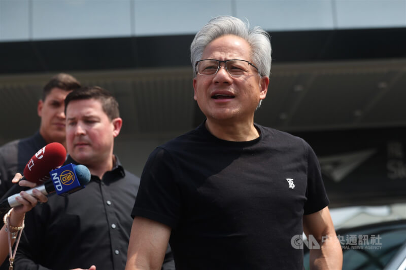 輝達（NVIDIA）執行長黃仁勳（右）16日搭乘私人專機抵達台灣，將參加2025台北國際電腦展（COMPUTEX）相關活動。圖為黃仁勳回應媒體提問。中央社記者吳家昇攝 114年5月16日