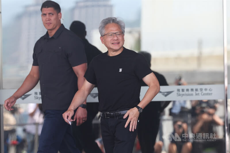 2025台北國際電腦展(COMPUTEX)即將登場,預料重心將再度放在輝達(NVIDIA)執行長黃仁勳(右)和最新人工智慧(AI)發展之上。圖為黃仁勳16日下午抵達台北松山機場。中央社記者吳家昇攝 114年5月16日