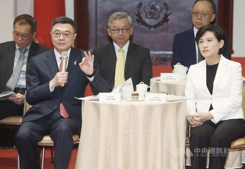 行政院長卓榮泰(前左)內閣就職將滿週年,16日在政院和媒體茶敘,行政院副院長鄭麗君(前右)說明和美方關稅談判進度。中央社記者郭日曉攝 114年5月16日