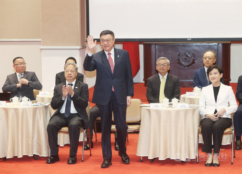 行政院長卓榮泰(中)16日與媒體茶敘,報告施政成果。中央社記者郭日曉攝 114年5月16日