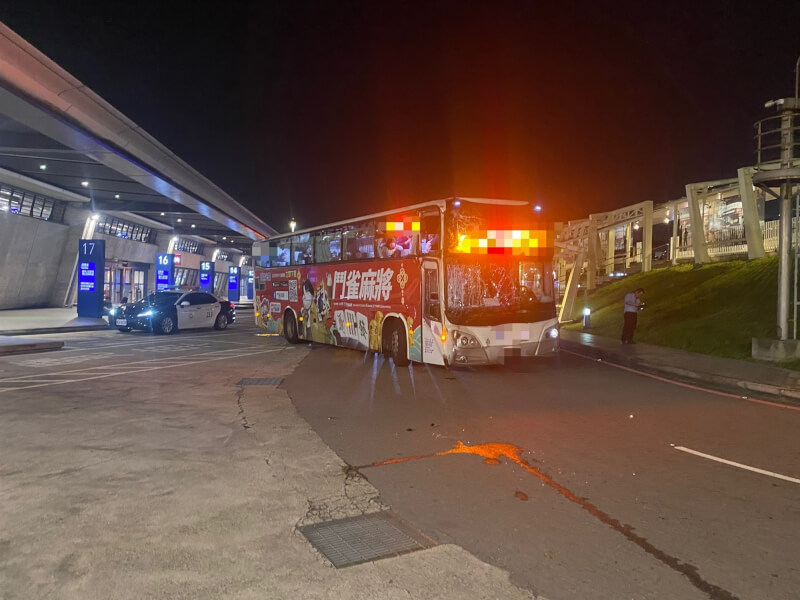 國光客運自撞事故造成駕駛在內共32人輕傷,車頭擋風玻璃破裂。(警方提供)中央社記者葉臻傳真 114年5月16日