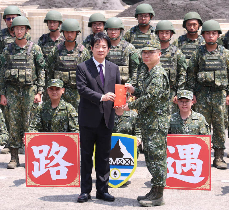 總統賴清德(前左)端節勗勉16日赴陸軍工兵訓練中心(金陵營區),視導官兵操演,並頒發加菜金,由工兵訓練中心少將指揮官葉昀輝(前右)代表接受。中央社記者張新偉攝 114年5月16日