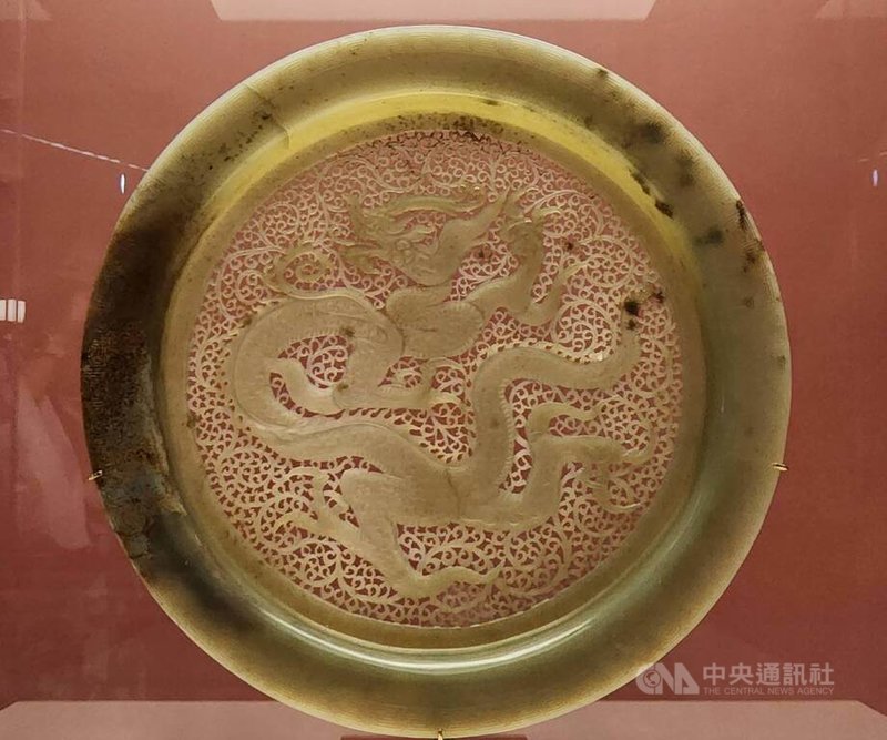 特展「大航海時代的海上明珠—故宮國寶聚澎湖」17日起將在澎湖盛大開展,將呈現故宮15件珍貴典藏文物,其中一件「玉龍紋盤」為故宮所藏宋、遼時期精品。中央社 114年5月16日
