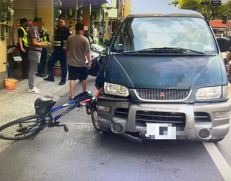44歲陳姓男子15日駕駛自小客車,在大社區一處國小門口與13歲陳姓腳踏車騎士發生擦撞,陳姓少年意識清楚,但左手指骨折擦挫傷;陳男送醫經實施酒測,酒測值達0.4毫克,超過法定標準值。(高市仁武警分局提供)中央社記者洪學廣傳真 114年5月16日