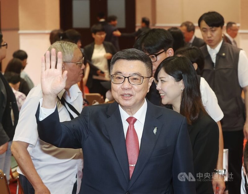 行政院長卓榮泰內閣上任即將滿週年,16日率團隊在政院和媒體茶敘,並說明施政成果。圖為進場時卓榮泰(前)揮手致意。中央社記者郭日曉攝 114年5月16日