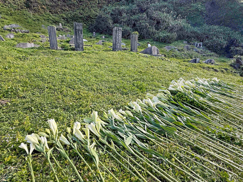 國家人權博物館舉辦「2025年政治受難者暨家屬重返記憶之島-綠島」活動,邀政治受難者前輩及家屬們16日前往綠島「十三中隊」獻花,向在綠島長眠的政治受難者們致意。圖為綠島「十三中隊」公墓,戒嚴時期,關押在綠島受難者離世若無親人領回,便會同葬此處。(國家人權博物館提供) 中央社記者趙靜瑜傳真 114年5月17日