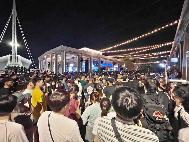高雄駁二「浪際」餐酒館16日晚間舉辦「頑童MJ116」快閃活動湧入數千人,大港橋周邊都被擠爆,網友批「根本是梨泰院等級」。(土開公司提供)中央社記者林巧璉傳真 114年5月17日