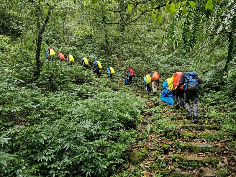 新北市坪林實驗國中2025年也成功引領學子挑戰走讀淡蘭古道,路程全長約16公里,培養孩子們走出舒適圈的冒險精神。(新北坪林實驗國中提供)中央社記者黃旭昇新北市傳真 114年5月17日
