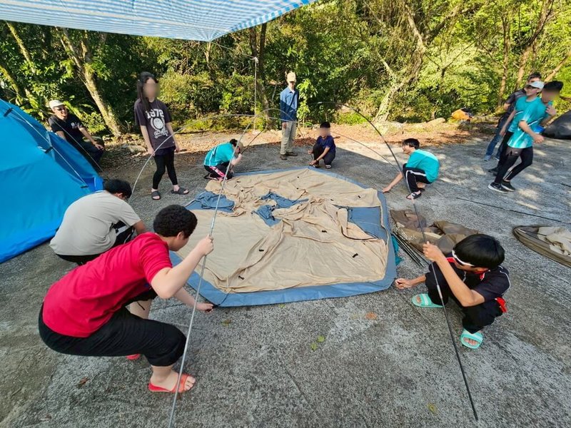 新北市坪林實驗國中帶領學生挑戰淡蘭古道走讀探索課程,過程中學生需野炊、自己紮營,克服耐力、體力考驗。(新北坪林實驗國中提供)中央社記者黃旭昇新北市傳真 114年5月17日