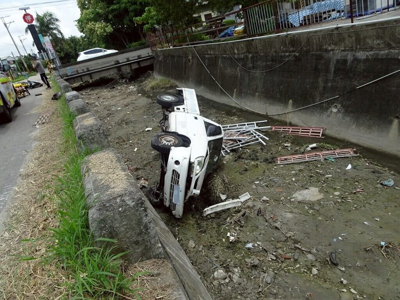 台中市大雅區17日發生小貨車與機車碰撞車禍，小貨車翻落路旁水溝，車頭受損，駕駛自行脫困就醫，機車女騎士也因傷重送醫治療。（民眾提供）中央社記者趙麗妍傳真 114年5月17日