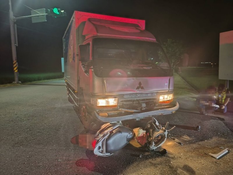宜蘭縣三星鄉16日發生小貨車與機車碰撞車禍,黃姓男機車騎士送醫不治、後座妻子受傷,雙方無酒駕,肇事原因尚待警方調查釐清。(警方提供)中央社記者沈如峰宜蘭縣傳真 114年5月17日