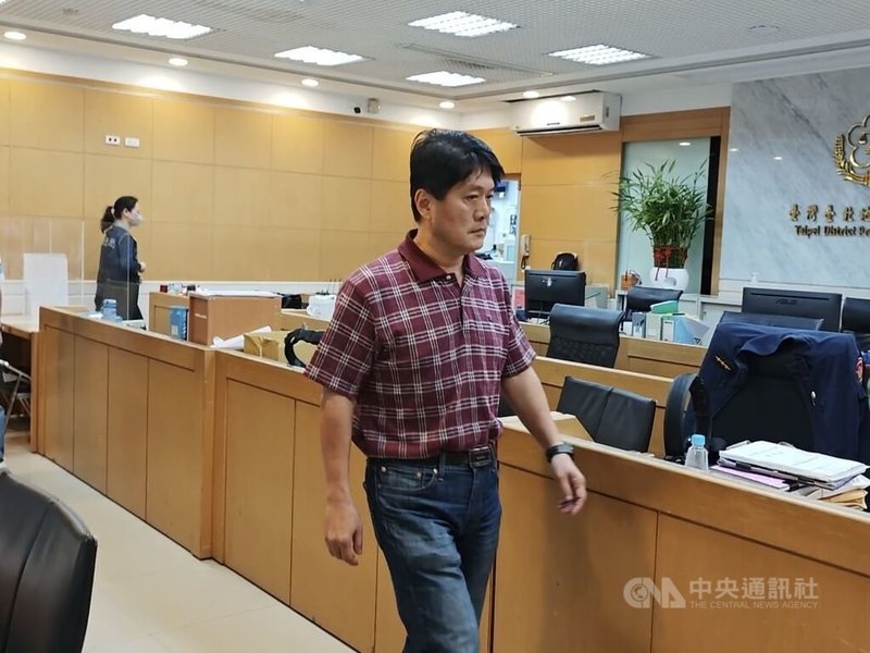 北檢偵辦北市雙吳罷免提議書涉偽造案,16日搜索國民黨台北市第四區黨部等地,約談黨部執行長陳奎勳(前中)等11人。檢察官訊後,17日諭令陳奎勳以新台幣30萬元交保。中央社記者謝幸恩攝 114年5月17日
