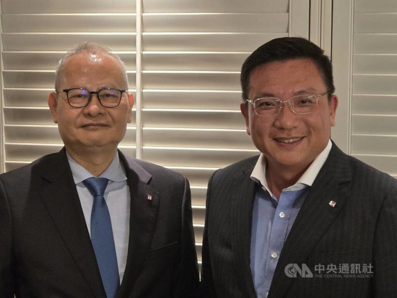 美中關稅壓力趨緩,貨運動能大幅回升,陽明高層觀察,目前訂艙全滿、運價上漲,也觀察到美國消費品庫存偏低。圖右為董事長蔡豐明,左為總經理白崑榮。中央社記者江明晏攝 114年5月17日