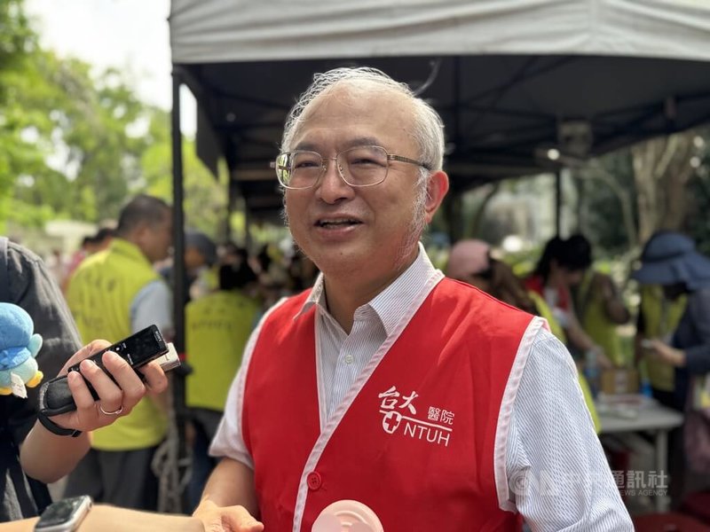 台大醫院婦產部接連爆出性騷、性侵爭議,台大醫院院長吳明賢(圖)17日說明事件處理過程,強調沒有延誤、沒有包庇,絕對「毋枉毋縱」。中央社記者沈佩瑤攝 114年5月17日