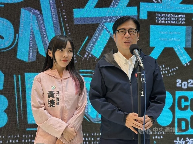 核三廠2號機將在18日凌晨停機,高雄市長陳其邁(右)17日出席2025放視大賞頒獎典禮時受訪表示,開了40年的老車不可能延役。左為民進黨立委黃捷。中央社記者林巧璉攝 114年5月17日