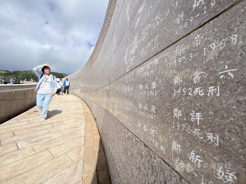 國家人權博物館17日在白色恐怖綠島紀念園區舉行「綠島人權紀念碑錄名竣工揭牌典禮」,此次紀念碑整修除錄刻受難者名單外也增設查詢系統,連結「國家人權記憶庫」,方便參訪民眾查詢,進一步了解各政治受難者的生命史。中央社記者盧太城台東攝 114年5月17日