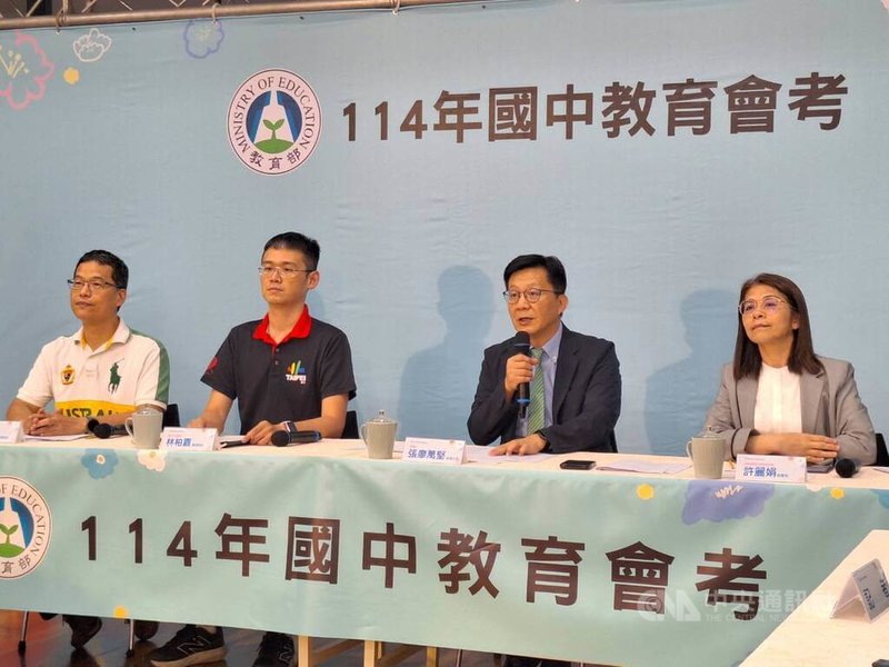 114年國中教育會考17日正式登場,教育部午後邀請國中教師解析會考數學科試題,分享最新的考試趨勢觀察,教育部政務次長張廖萬堅(右2)也出席與會。中央社記者許秩維攝 114年5月17日