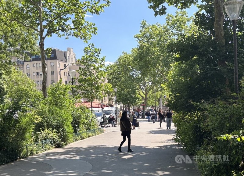 近年來中國性行業操控與人口販運的組織犯罪逐漸增加,法國連年破獲案件,引起關注。巴黎美麗城(Belleville)地鐵出口旁的小公園經常可見身穿皮靴、打扮亮麗的中國女性。中央社記者曾婷瑄巴黎攝 114年5月17日