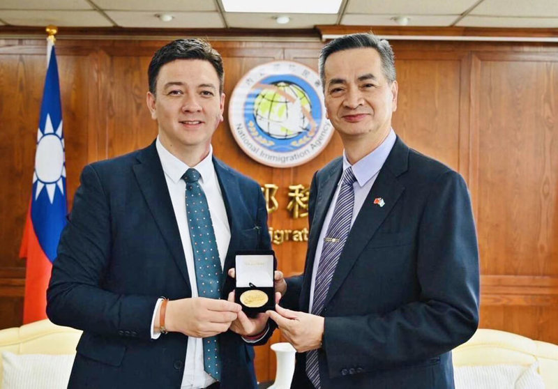 瓜地馬拉移民署長李維拉(左)訪台期間內政部移民署副署長陳建成(右)合影。(外交部提供)中央社記者吳書緯傳真 114年5月17日