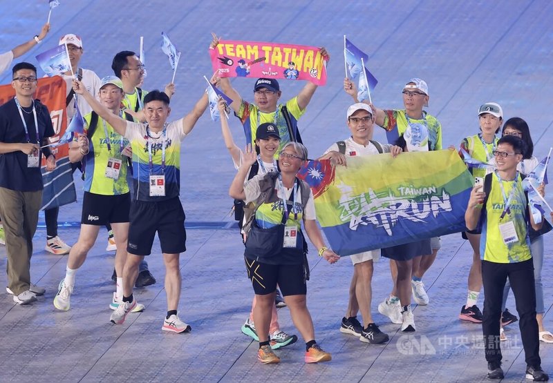 台灣選手高舉「Team Taiwan」旗幟,參與選手進場活動。中央社記者趙世勳攝 114年5月17日