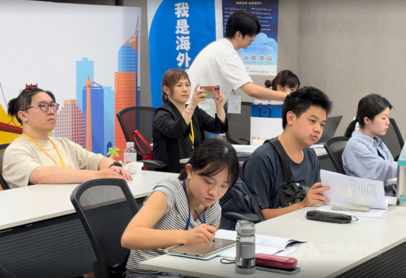 中央通訊社舉辦第8屆「我是海外特派員」活動,中區培訓營17日登場,課程內容豐富,與會學員認真上課做筆記。中央社記者趙麗妍攝 114年5月17日