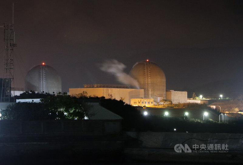 台電核三廠2號機17日展開降載解聯停機作業,晚間約7時許排出白色水蒸汽,廠方表示,蒸汽功能是輔助鍋爐進行汽機汽封用,屬正常現象。中央社記者李卉婷攝 114年5月17日