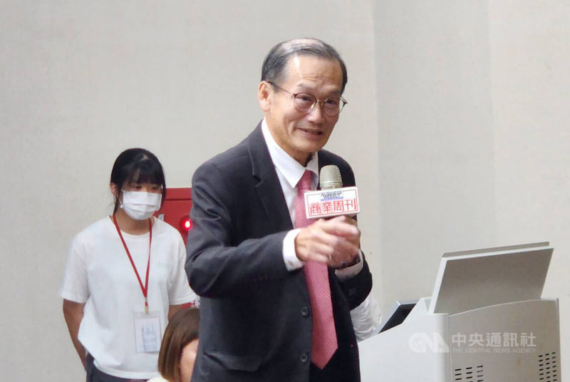 義大醫院院長杜元坤(前中)的「初心不退–活出生命的影響力」新書分享會澎湖場次17日下午在澎湖生活博物館登場,杜元坤表示,澎湖就是他心裡永遠的起點。中央社 114年5月17日